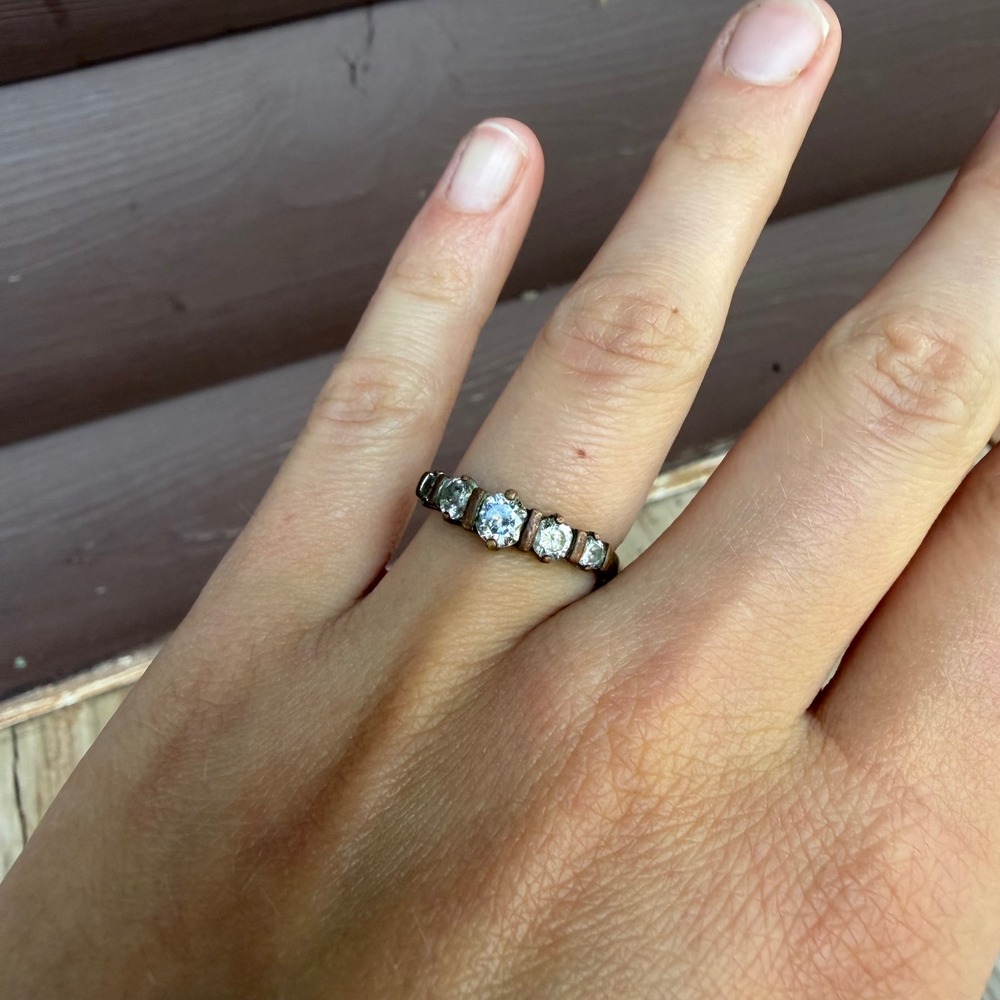 Vintage Style 5 Stone Band Ring Womens‎ Size 7 Gold Tone Distressed Clear Stones